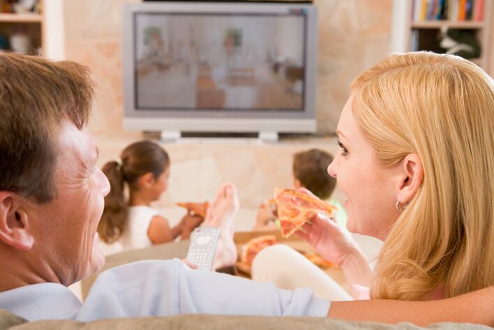 Pentru slăbirea eficientă, trebuie să renunțați la mese în fața ecranului televizorului