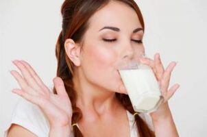 Cu gastrită, este util să beți un pahar de lapte dimineața și seara. 